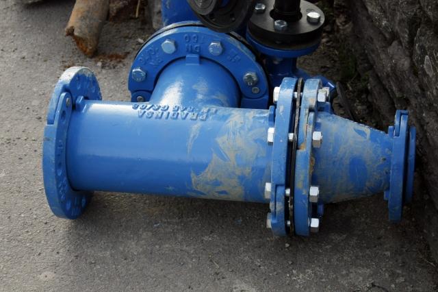 What factors influence the cost of trenchless pipe replacement?