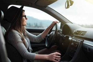 What are the eligibility criteria for taking a defensive driving course in Texas?